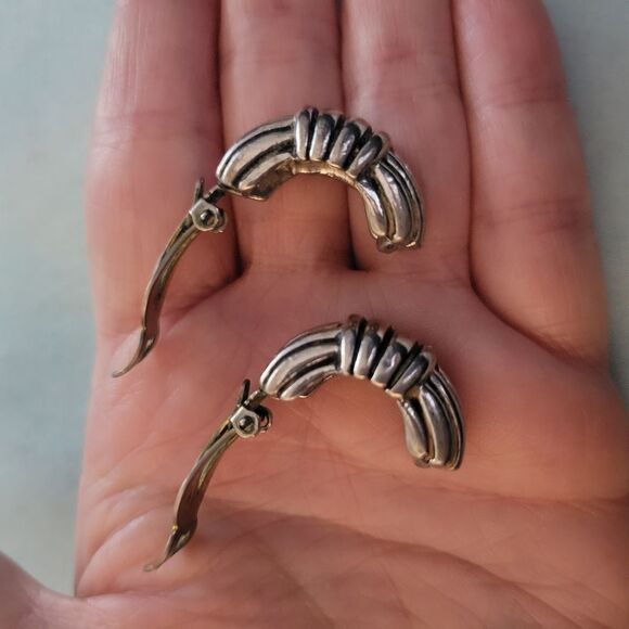 Elegant Silver Women's Earrings - Picture 3 of 4